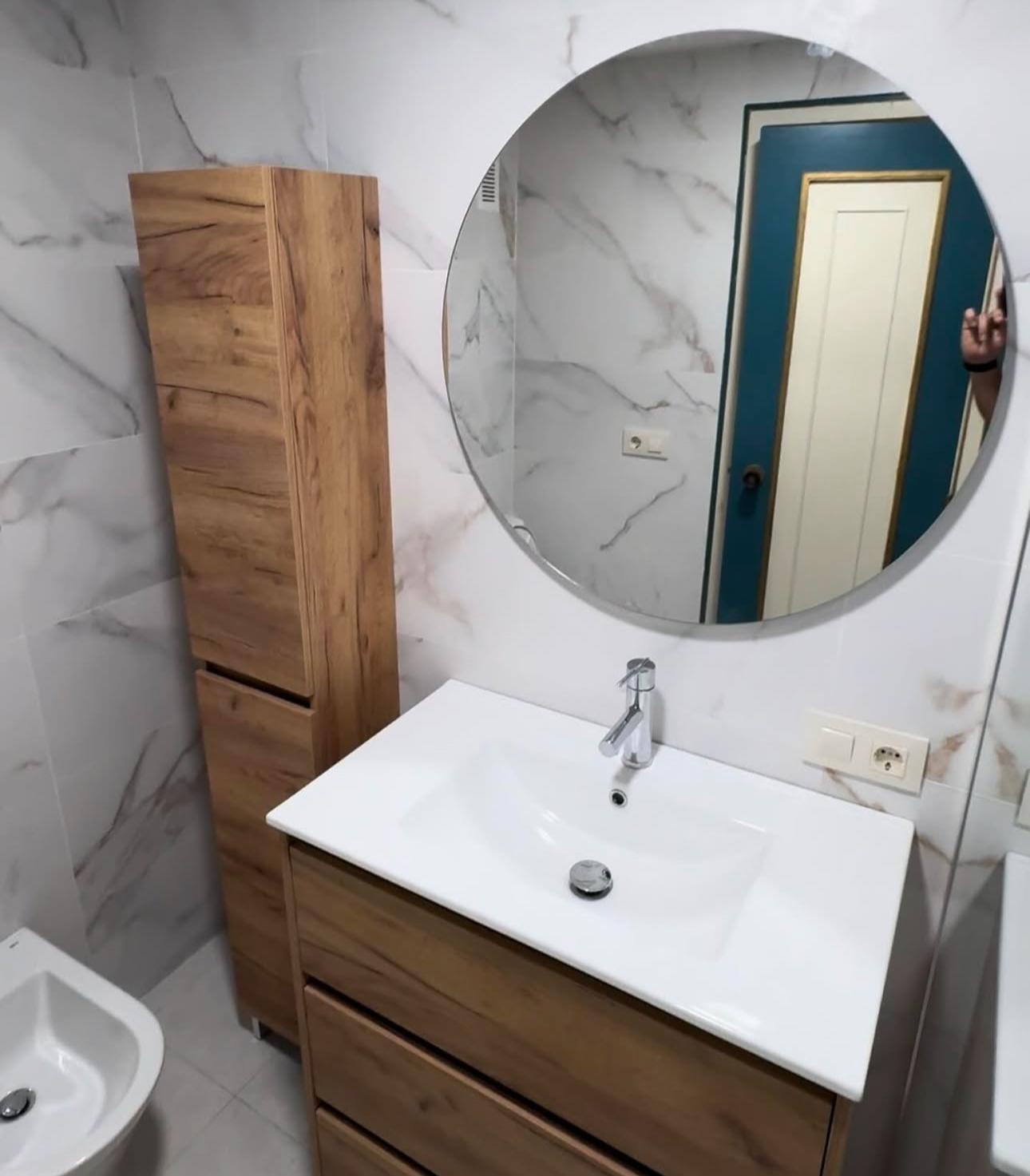 Reformas de baños Valencia con mobiliario de madera y acabados de fontanería impecables