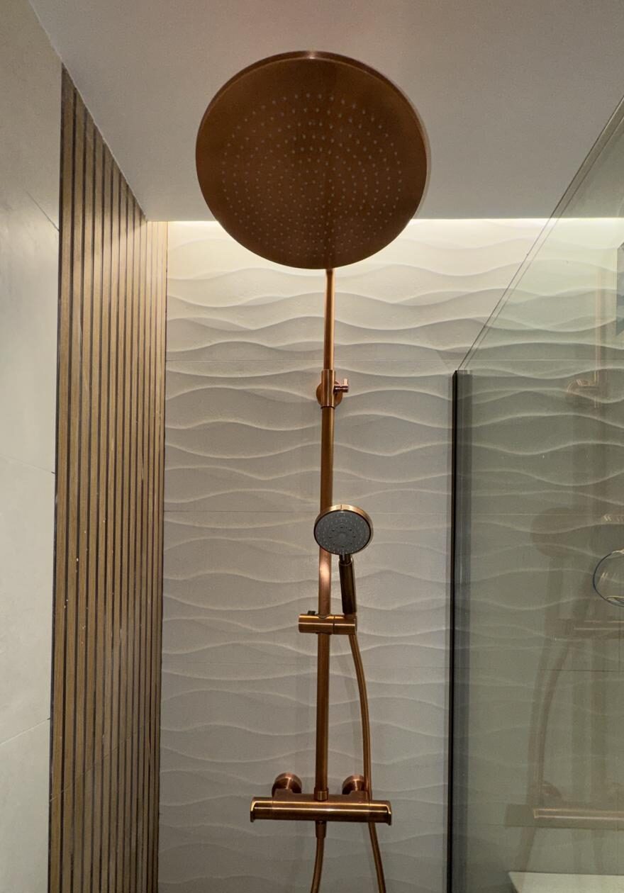 Reformas de baños Valencia con ducha de cobre instalada por fontanero profesional