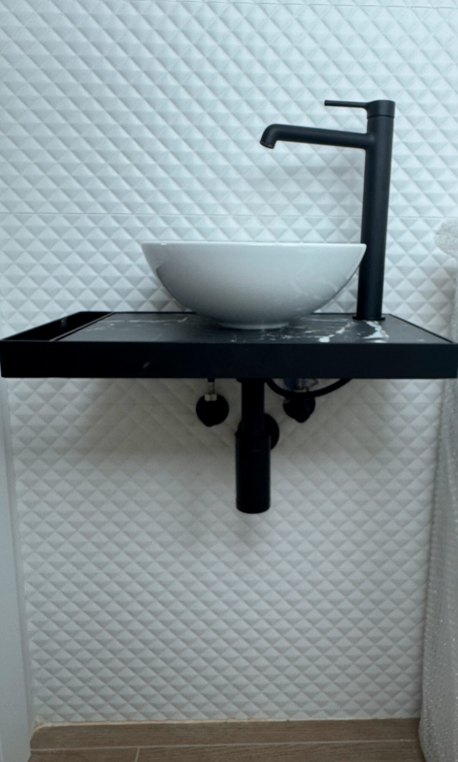 Lavabo negro con grifo alto instalado por fontanero profesional Valencia